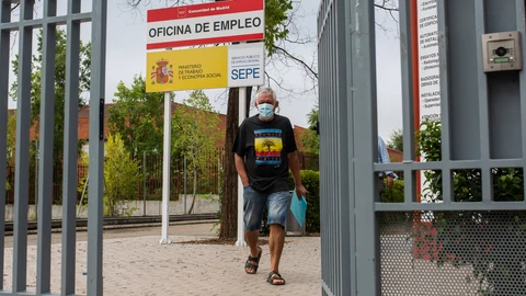 Un hombre en la puerta de una oficina del SEPE de la Comunidad de Madrid