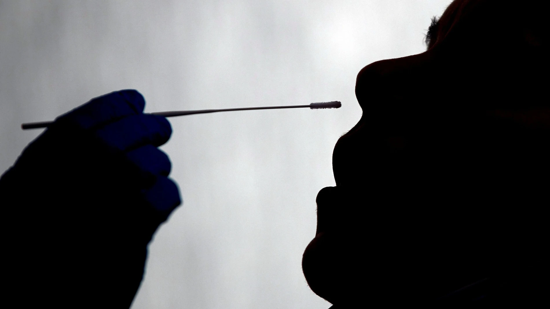 Un hombre lleva aislado con Covid 14 meses por dar positivo en 78 test de coronavirus