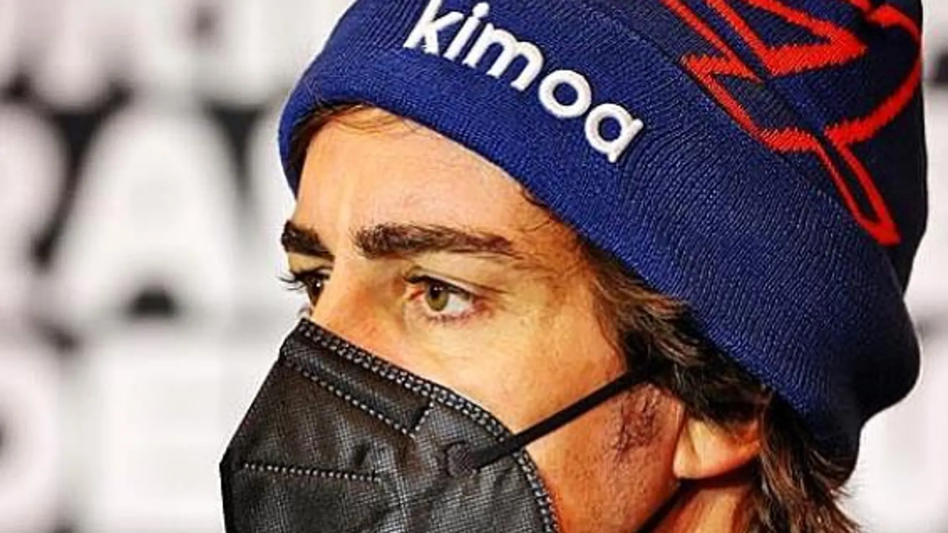 Fernando Alonso con un gorro de su marca de ropa