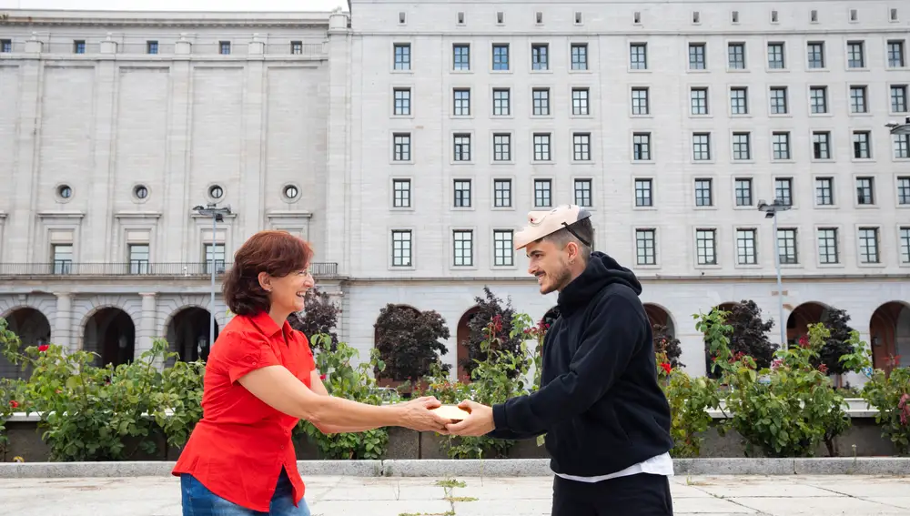 Eva (57 años) y Marcor (23 años) posan frente al Ministerio de Fomento, el Banco de España en «La casa de papel».