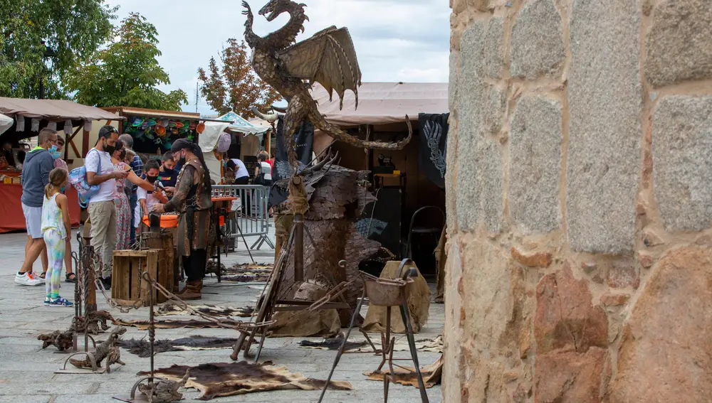 El alcalde de Ávila, Jesús Manuel Sánchez Cabrera, acompañado por la corporación municipal, inaugura el XXIV Mercado Medieval de Ávila
