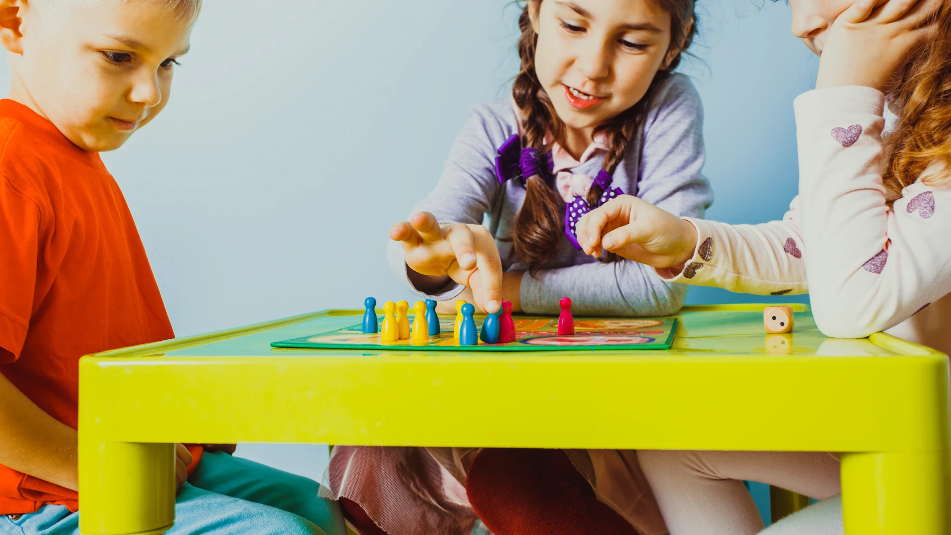 Dedicar tiempo a los juegos de mesa, en vez de a las pantallas, aporta numerosos beneficios para la salud y el desarrollo en niños