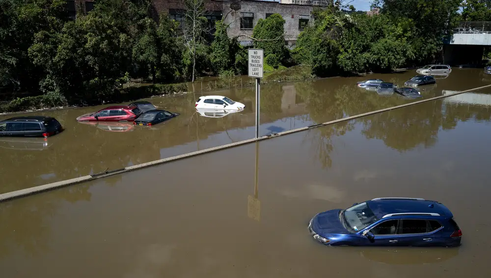 Coches y demás vehículos quedan estancados por el nivel del agua.