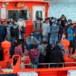 Rescate de Salvamento Marítimo de 52 inmigrantes que viajaban en dos pateras con rumbo a las costas de Cádiz. EFE/ Román Ríos