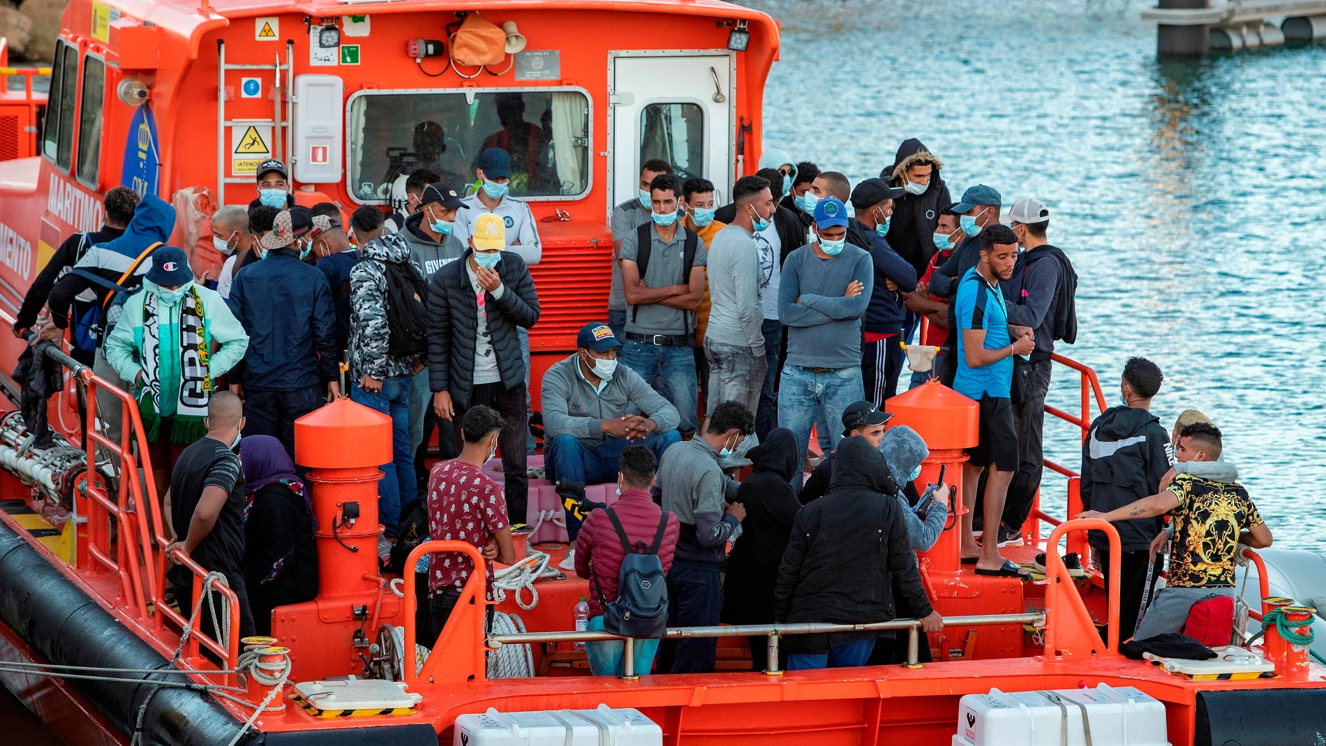 Rescate de Salvamento Marítimo de 52 inmigrantes que viajaban en dos pateras con rumbo a las costas de Cádiz. EFE/ Román Ríos