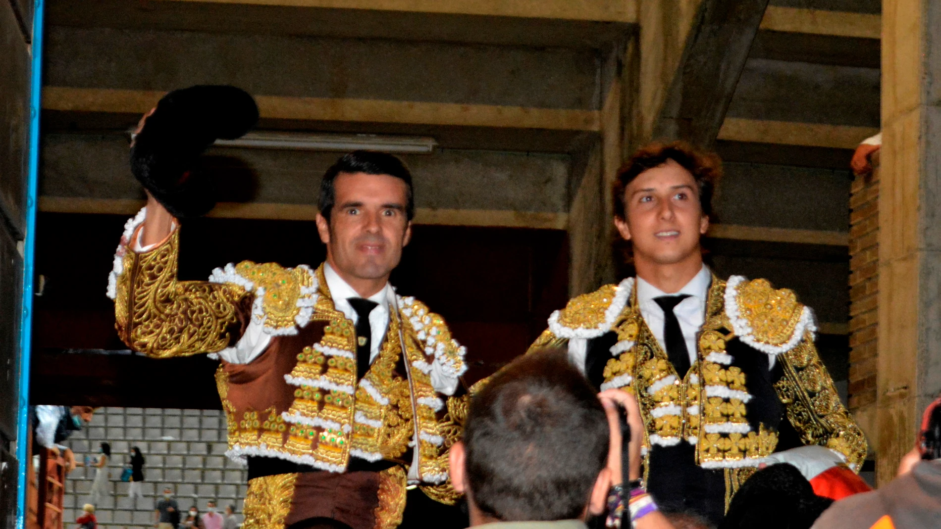 El peruano Roca Rey (d) y Emilio de Justo, triunfadores de la tarde, salen a hombros tras el festejo taurino celebrado hoy jueves en el retorno de la Feria de Palencia. EFE/ Almudena Álvarez
