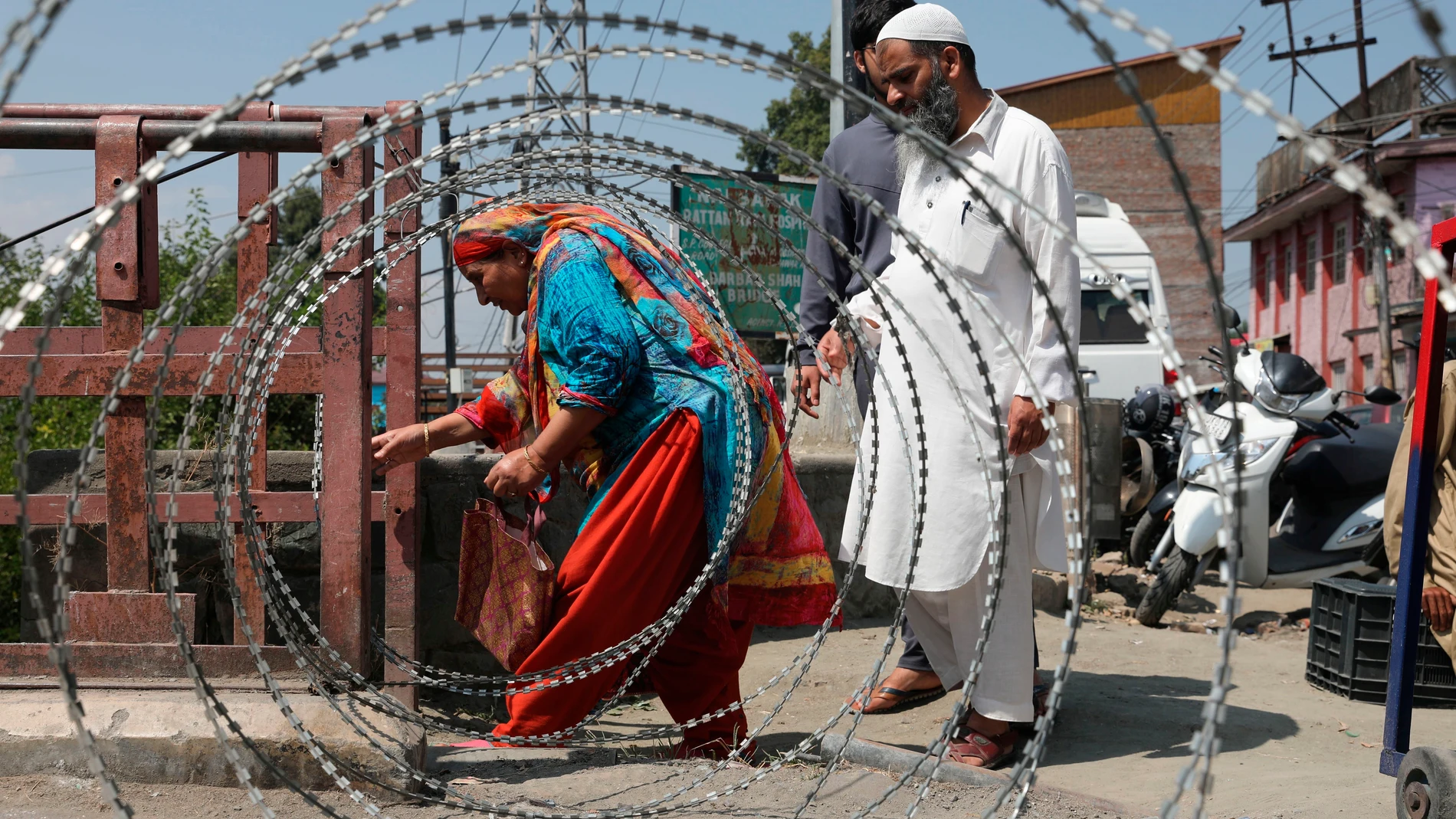 Las autoridades han impuesto restricciones en Cachemira tras la muerte del líder independentista Geelani