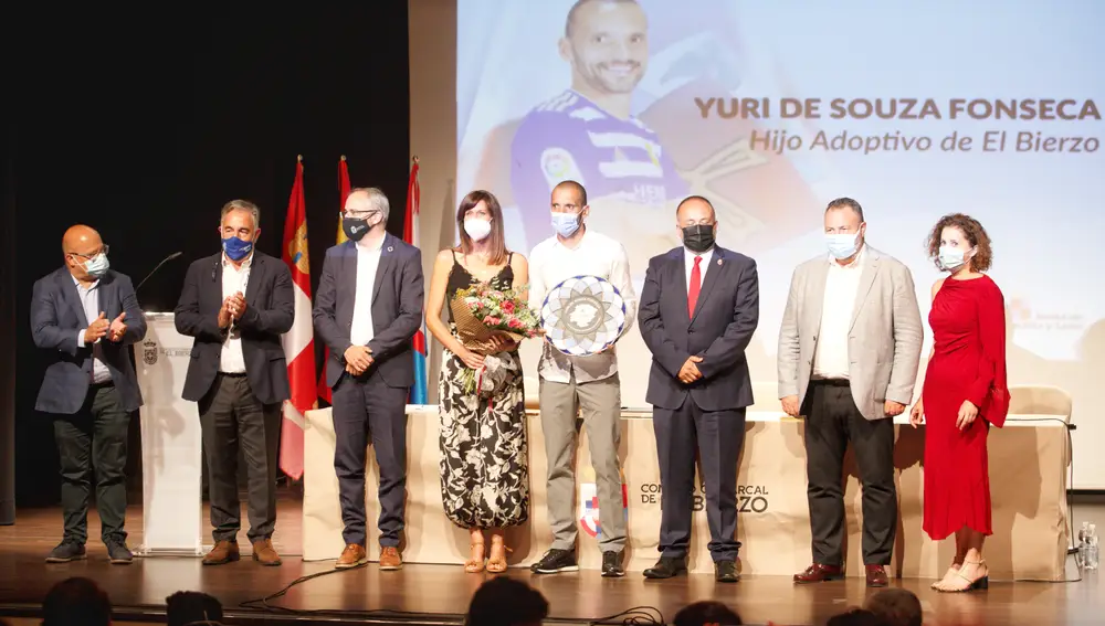Foto de familia de las diferentes autoridades asistentes al acto de nombramiento del futbolista de la SD Ponferradina SAD, Yuri de Souza (4D), como Hijo Adoptivo del Bierzo