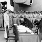 El ministro de Exteriores japonés, Mamoru Shigemitsu, firmando la Rendición a bordo del "USS Missouri" el 2 de septiembre de 1945. A su lado, el general norteamericano Sutherland