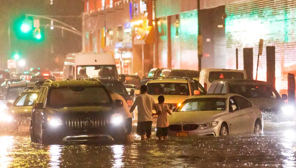 La circulación por carretera en Nueva York llegó a estar prohibida después de recibir “muchos informes de rescates y de motoristas atrapados por el agua”.