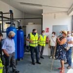 El vicepresidente tercero de la Diputación y diputado provincial de Medio Ambiente y Obras Municipales, Javier Fagúndez, durante la visita a la ETAP de San Blas junto con el alcalde, Bernardo Casado, técnico de Obras de la Institución y vecinos del municipio