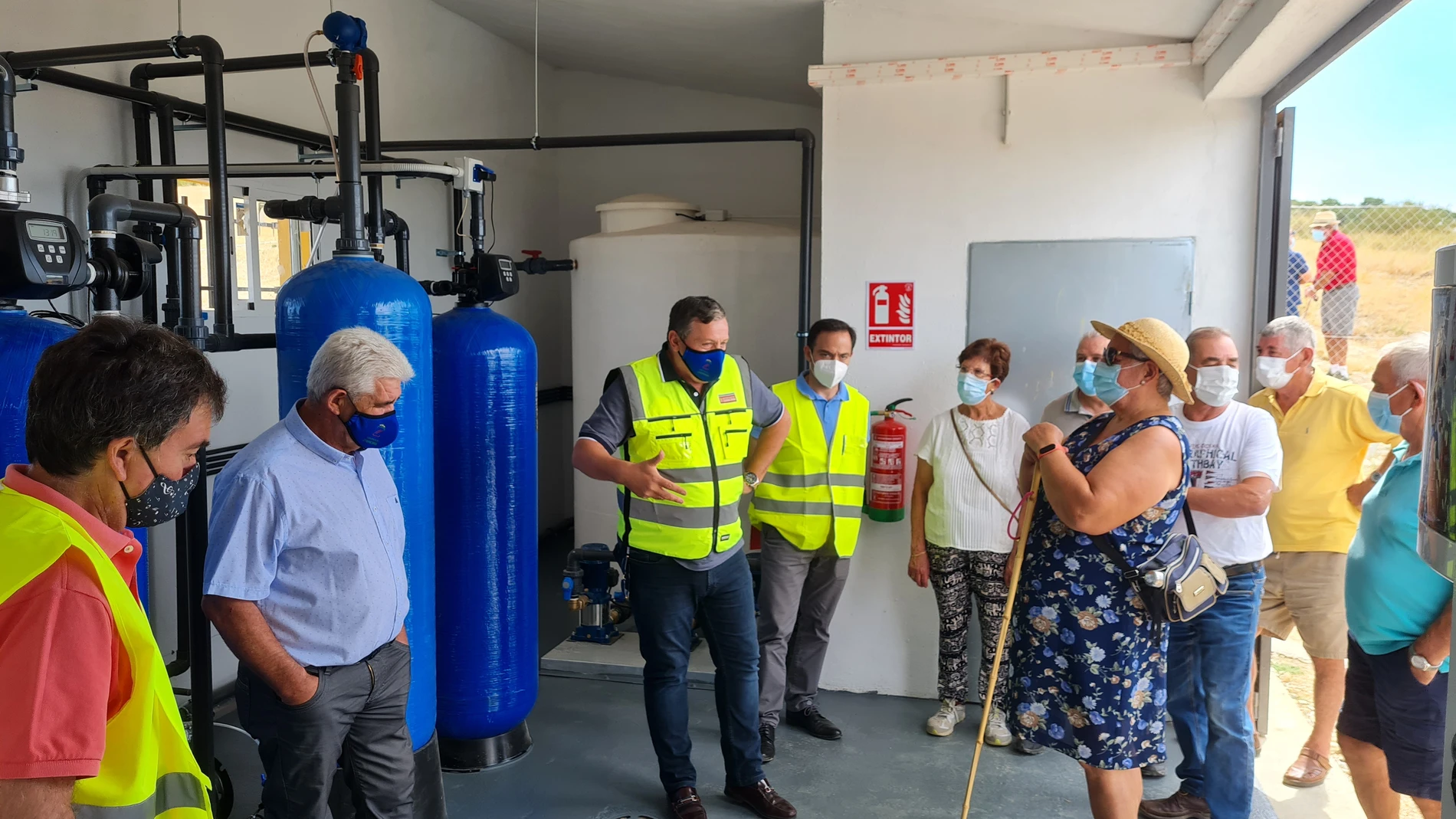 El vicepresidente tercero de la Diputación y diputado provincial de Medio Ambiente y Obras Municipales, Javier Fagúndez, durante la visita a la ETAP de San Blas junto con el alcalde, Bernardo Casado, técnico de Obras de la Institución y vecinos del municipio