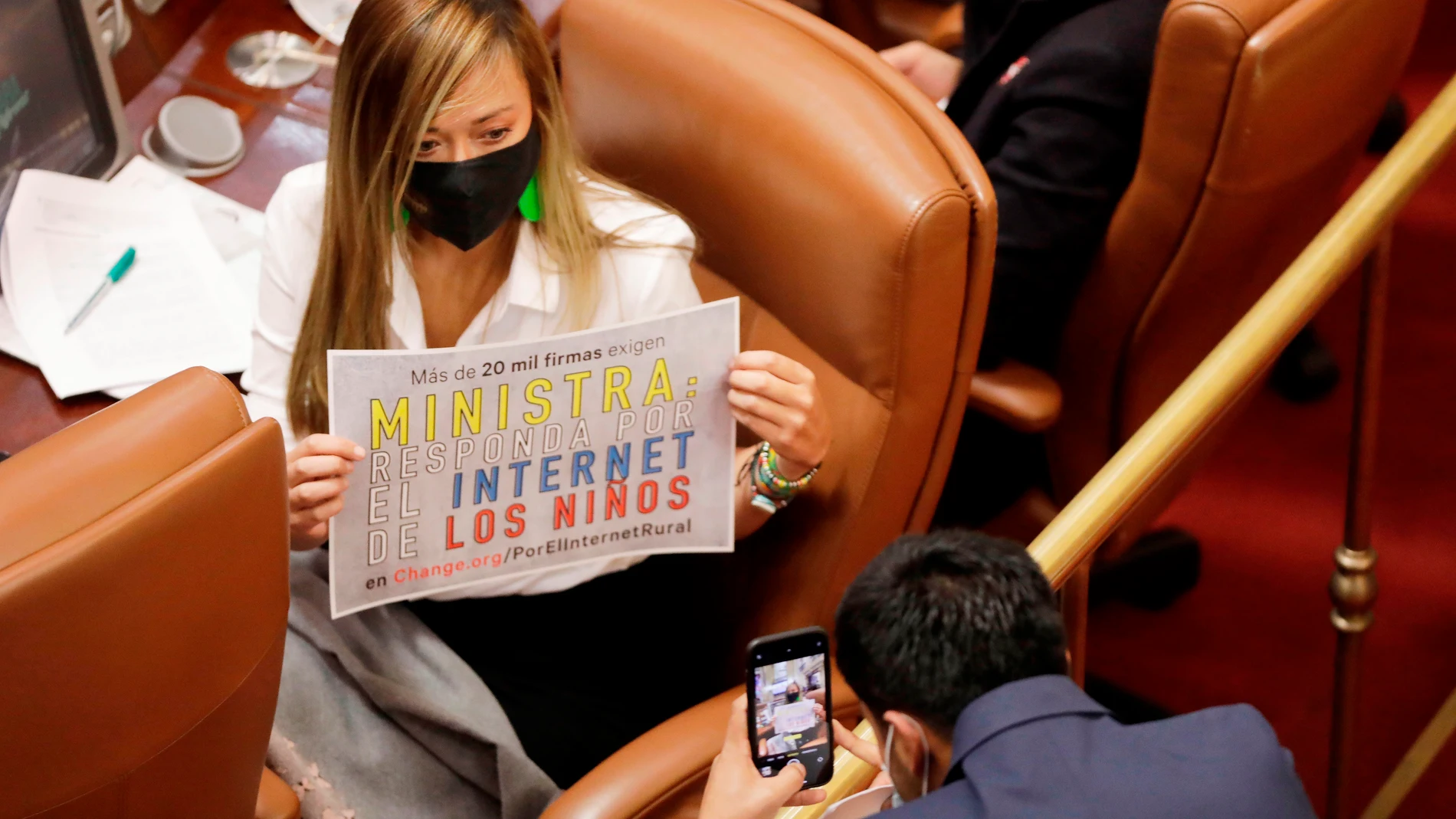 AME2304. BOGOTÁ (COLOMBIA), 03/09/2021.- La Representante a la Cámara Katherine Miranda posa con un cartel durante una moción de censura contra la ministra de las Tecnologías de la Información y las Comunicaciones de Colombia (TIC), Karen Abudinen, hoy, en la Cámara de Representantes en Bogotá (Colombia). La jefa de esta cartera ha sido cuestionada en los últimos días luego de que se hicieran públicas supuestas irregularidades en un contrato con la Unión Temporal Centros Poblados. EFE/ Carlos Ortega