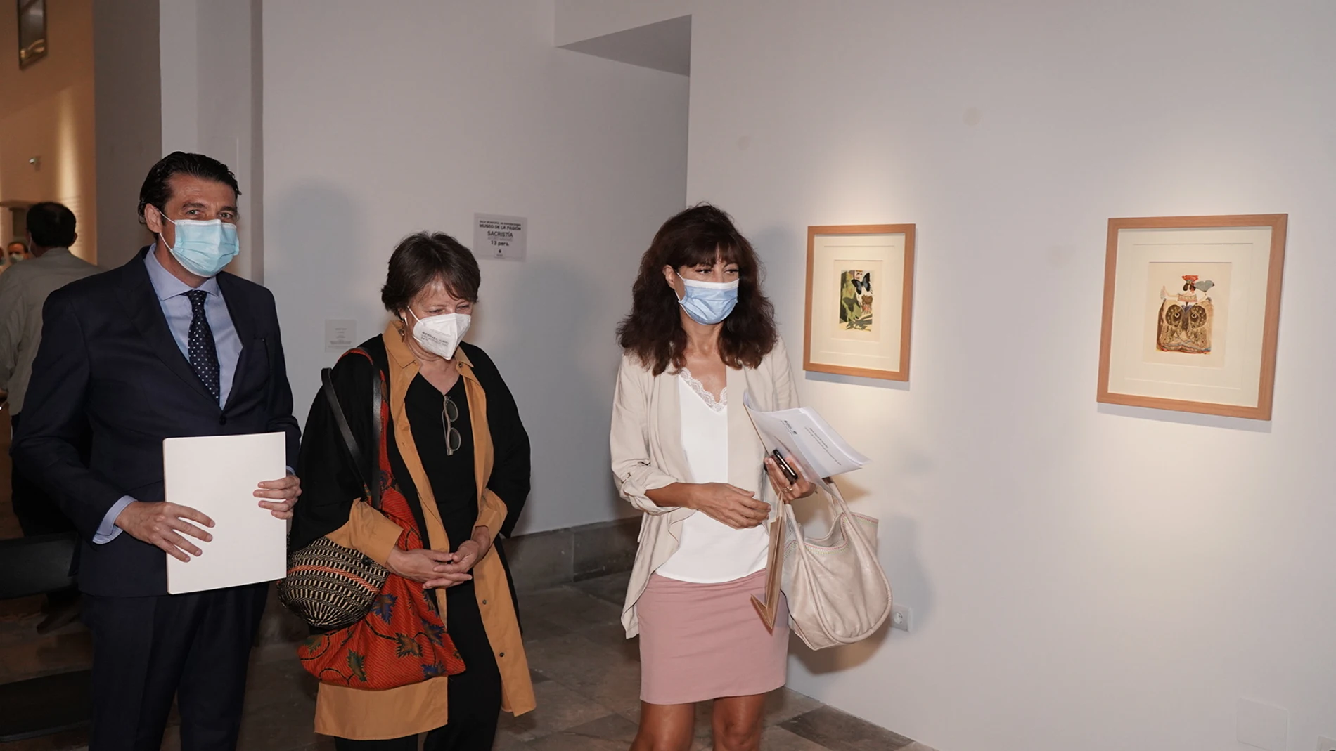 La concejala de Cultura y Turismo, Ana María Redondo; el comisario de la muestra, Óscar Carrascosa; y la gerente de la Fundación Archivo Manuel de Falla, Elena García de Paredes, inauguran la exposición