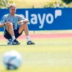 Luis Enrique, pensativo durante el entrenamiento de la selección española tras la derrota ante Suecia
