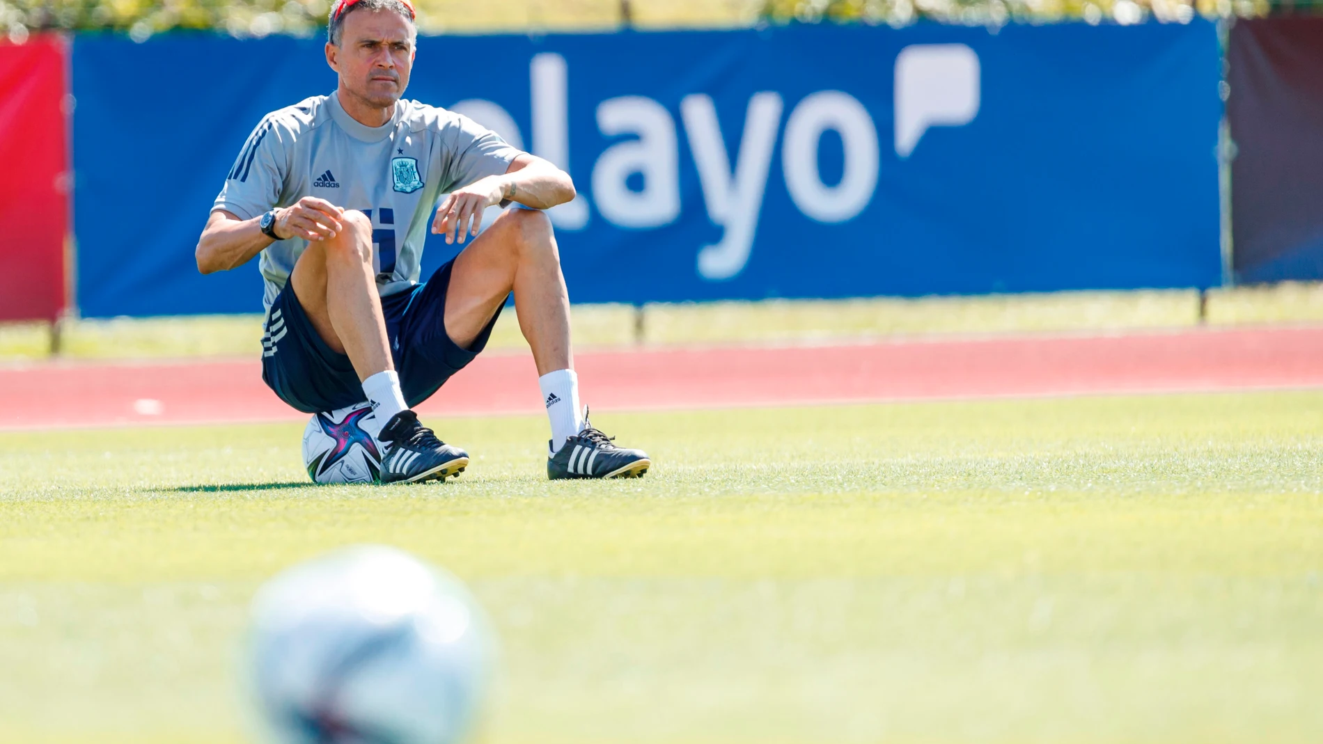 Luis Enrique, pensativo durante el entrenamiento de la selección española tras la derrota ante Suecia