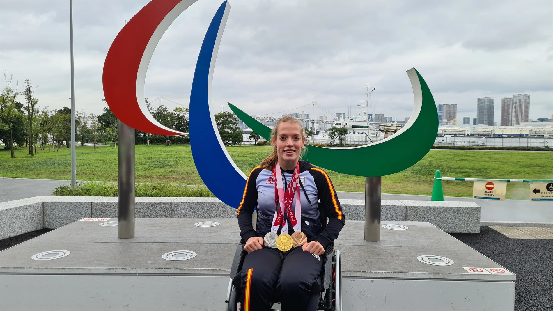 La nadadora burgalesa Marta Fernández posa con sus tres medallas en la Villa Paralímpica de Tokio