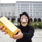 Fans de «La casa de papel» posan en algunas de las localizaciones de la serie en Madrid.