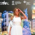 La actriz Ana Obregón posa a su llegada a la ceremonia de entrega de los Premios Joan Ramón Mainat en la clausura de la XIII edición del FesTVal en Vitoria