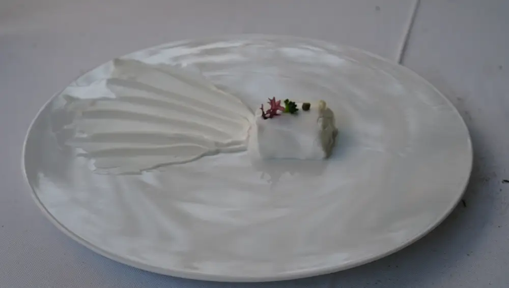 Reinterpretación culinaria del chef Nazario Cano de la pieza de moda expuesta por el diseñador Eduardo Andés.