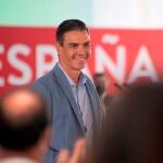JAÉN, 04/09/2021.- El presidente del Gobierno, Pedro Sánchez, durante el acto del PSOE celebrado en Jaén, en el que afirmó que cuando gobierna la derecha las recuperaciones son "lentas e injustas y con corrupción" y se ha preguntado por qué las derechas "nunca celebran las buenas noticias para España" y solo saben "crispar y gritar". EFE/José Manuel Pedrosa