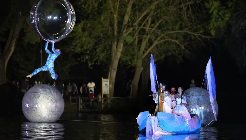 Espectáculo acuático de circo, música y luz en la dársena del canal de Castilla en Palencia