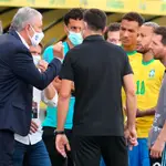 El entrenador de Brasil Tite (i) habla con Neymar (2-d) y Lionel Messi en el Brasil-Argentina