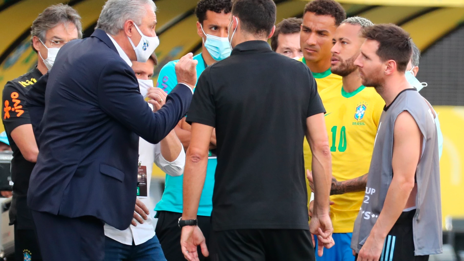 El entrenador de Brasil Tite (i) habla con Neymar (2-d) y Lionel Messi en el Brasil-Argentina