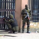 Miembros de las fuerzas especiales toman posiciones en Conakri tras el golpe de Estado para deponer al presidente Alpha Condé
