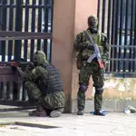 Miembros de las fuerzas especiales toman posiciones en Conakri tras el golpe de Estado para deponer al presidente Alpha Condé