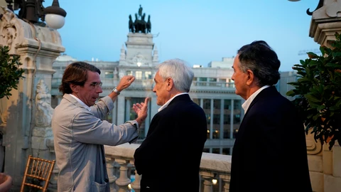 AME2403. MADRID (ESPAÑA), 04/09/2021.- De izq. a der. el expresidente del Gobierno español José María Aznar; el presidente de Chile, Sebastián Piñera; y el embajador chileno en España, Roberto Ampuero, hoy en lo alto de un edificio del centro de Madrid (España). El presidente de Chile, Sebastián Piñera, sostuvo este sábado una reunión en Madrid con el premio Nobel de Literatura Mario Vargas Llosa y con el expresidente del Gobierno de España José María Aznar. El encuentro se da en el marco de una visita de trabajo que Piñera está realizando en España dentro de una gira que también le llevará por Francia, Italia, el Vaticano y Reino Unido. Piñera estuvo acompañado por el ministro de Relaciones Exteriores, Andrés Allamand, y por el embajador chileno en España, Roberto Ampuero. EFE/ Presidencia De La República De Chile/ SOLO USO EDITORIAL/NO VENTAS/SOLO DISPONIBLE PARA ILUSTRAR LA NOTICIA QUE ACOMPAÑA/CRÉDITO OBLIGATORIO
