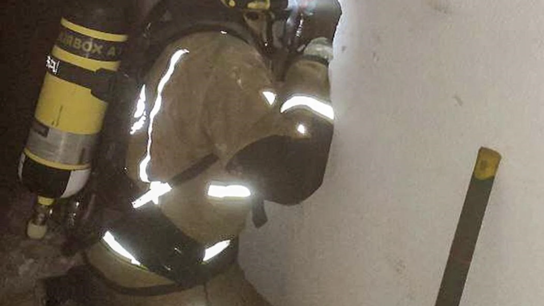 Un bombero necesita oxígeno tras apagar un incendio provocado en una vivienda de Elda
