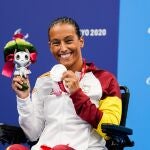 Teresa Perales sonríe con su medalla de plata en los 50 espalda S5 de los Juegos Paralímpicos de TokioPAULINO ORIBE/CPE30/08/2021