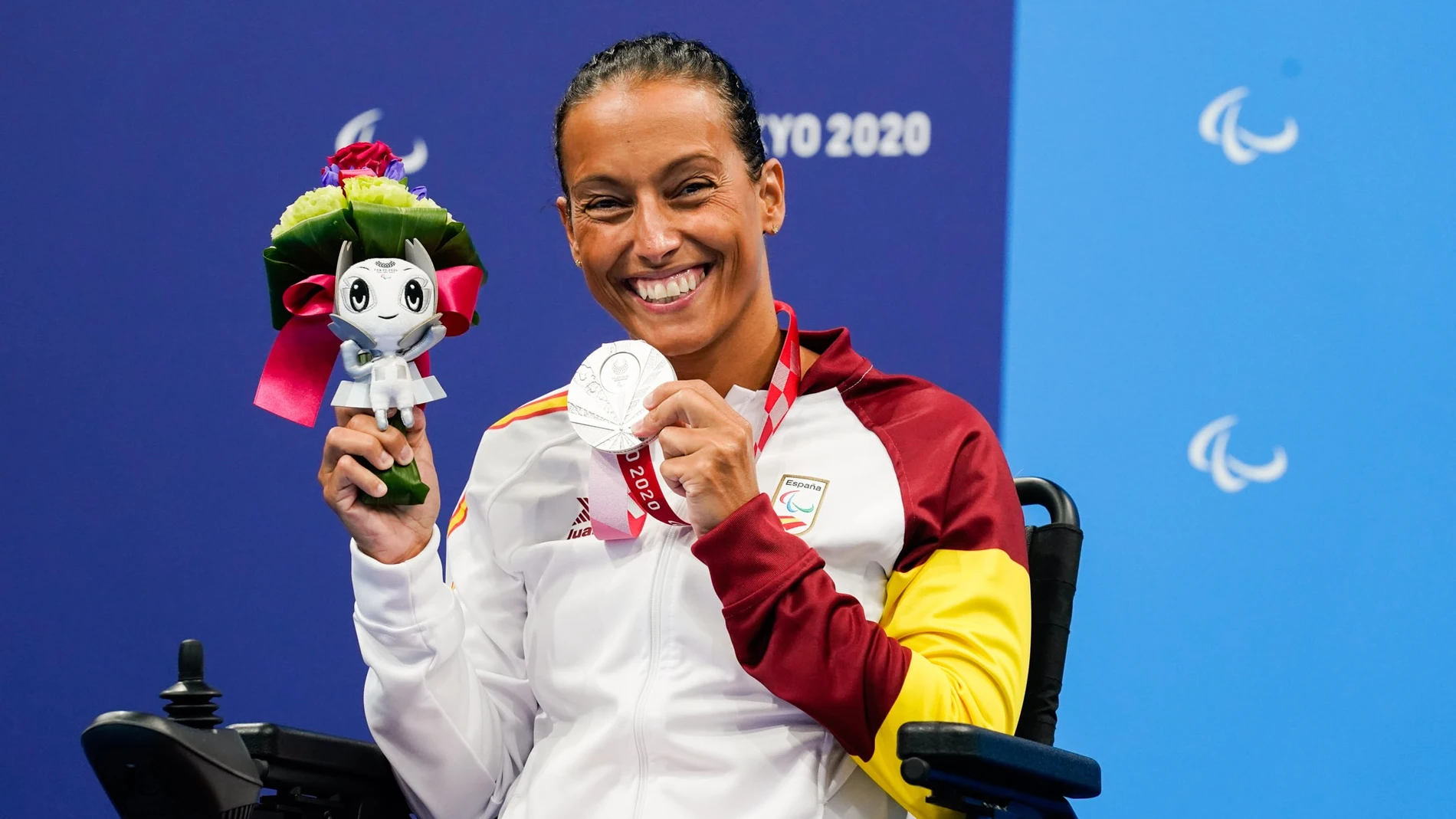 Teresa Perales sonríe con su medalla de plata en los 50 espalda S5 de los Juegos Paralímpicos de TokioPAULINO ORIBE/CPE30/08/2021