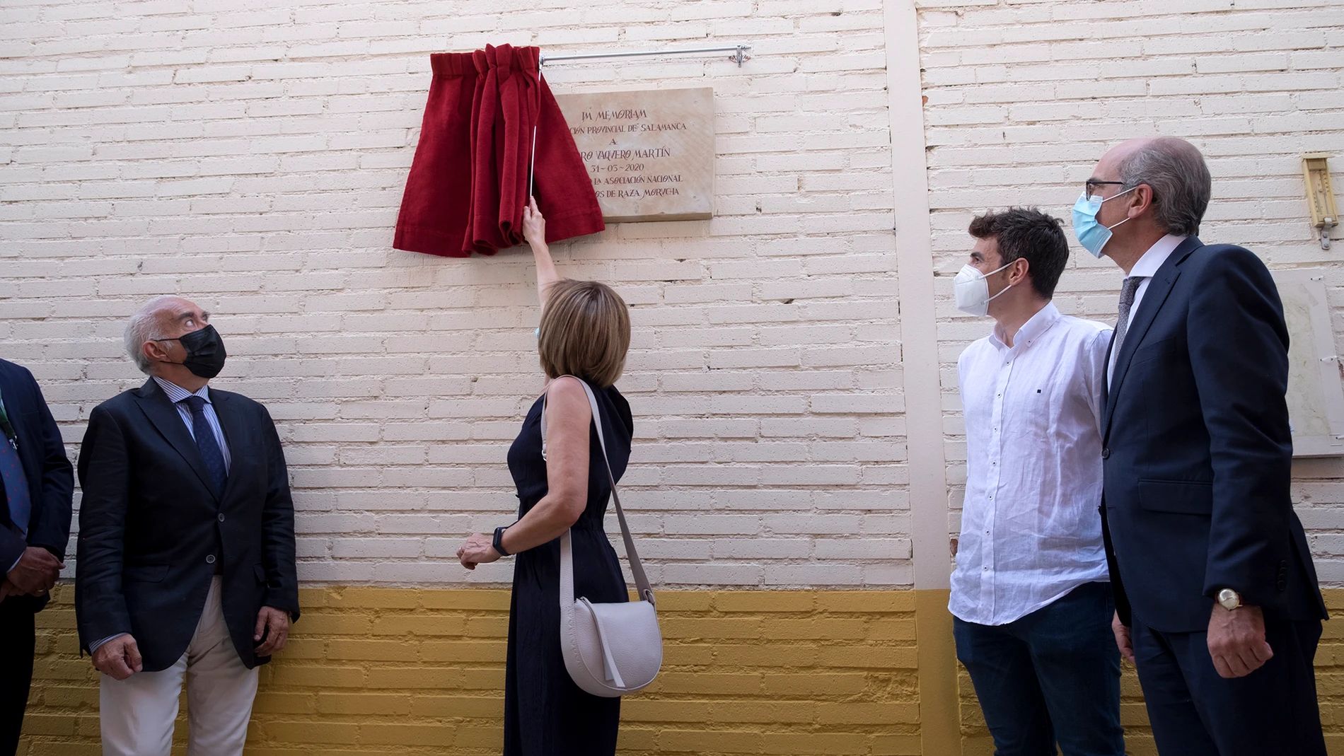 El presidente de la Diputación de Salamanca, Javier Iglesias, y el presidente de la Asociación Nacional de Raza Morucha, Jesús Castaño, presiden el homenaje póstumo a Pedro Vaquero Martín, que fue secretario de la Asociación Nacional de Criadores de Raza Morucha