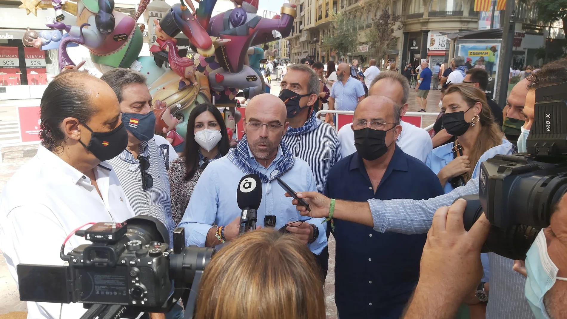 El vicepresidente de Acción Política de Vox, Jorge Buxadé, junto a la Falla del Mercado en Valencia