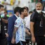 Leo Messi se marcha del campo después de suspenderse el Brasil-Argentina.
