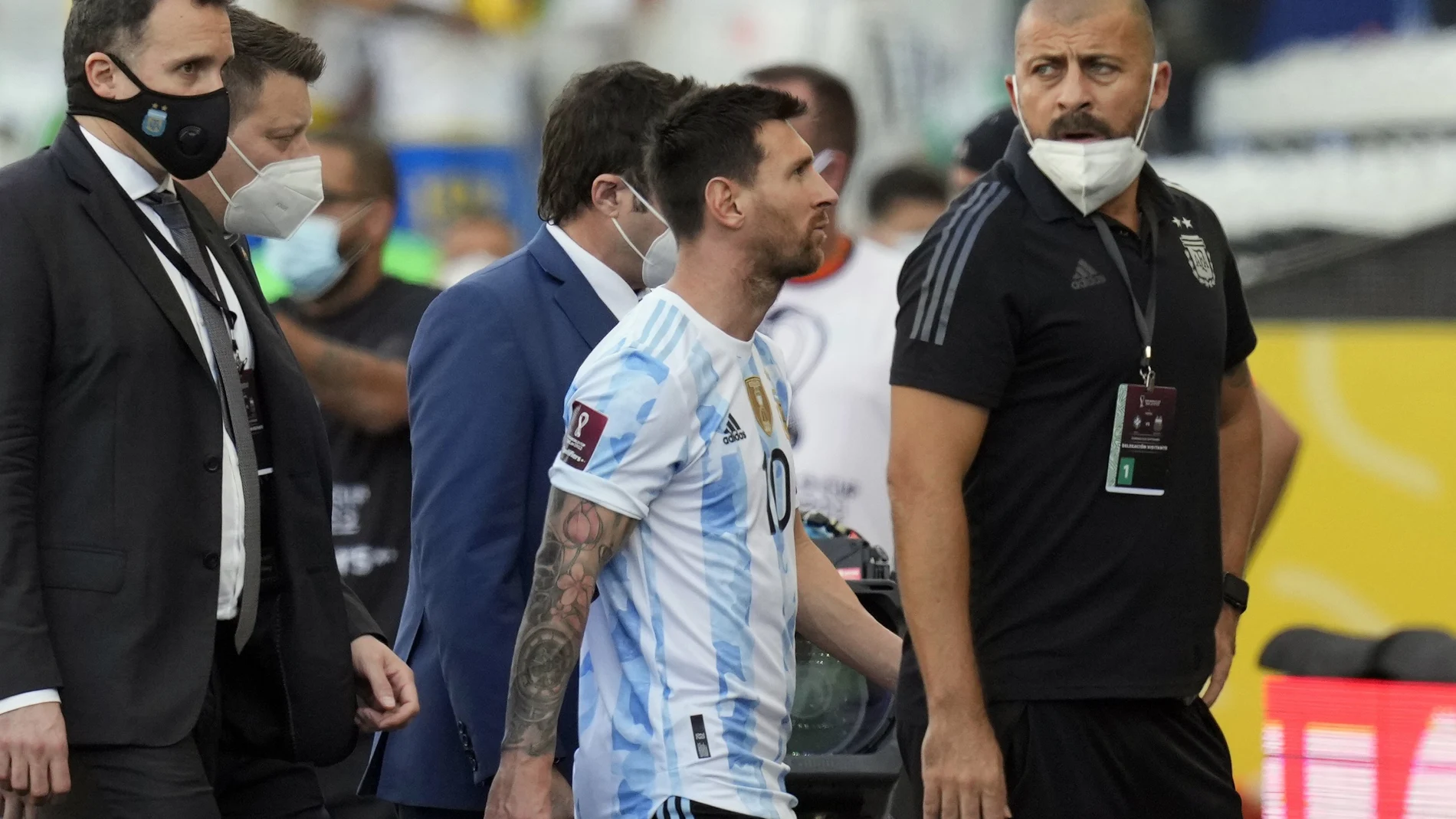 Leo Messi se marcha del campo después de suspenderse el Brasil-Argentina.