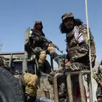 Talibanes en el aeropuerto militar de Kabul, la capital afgana