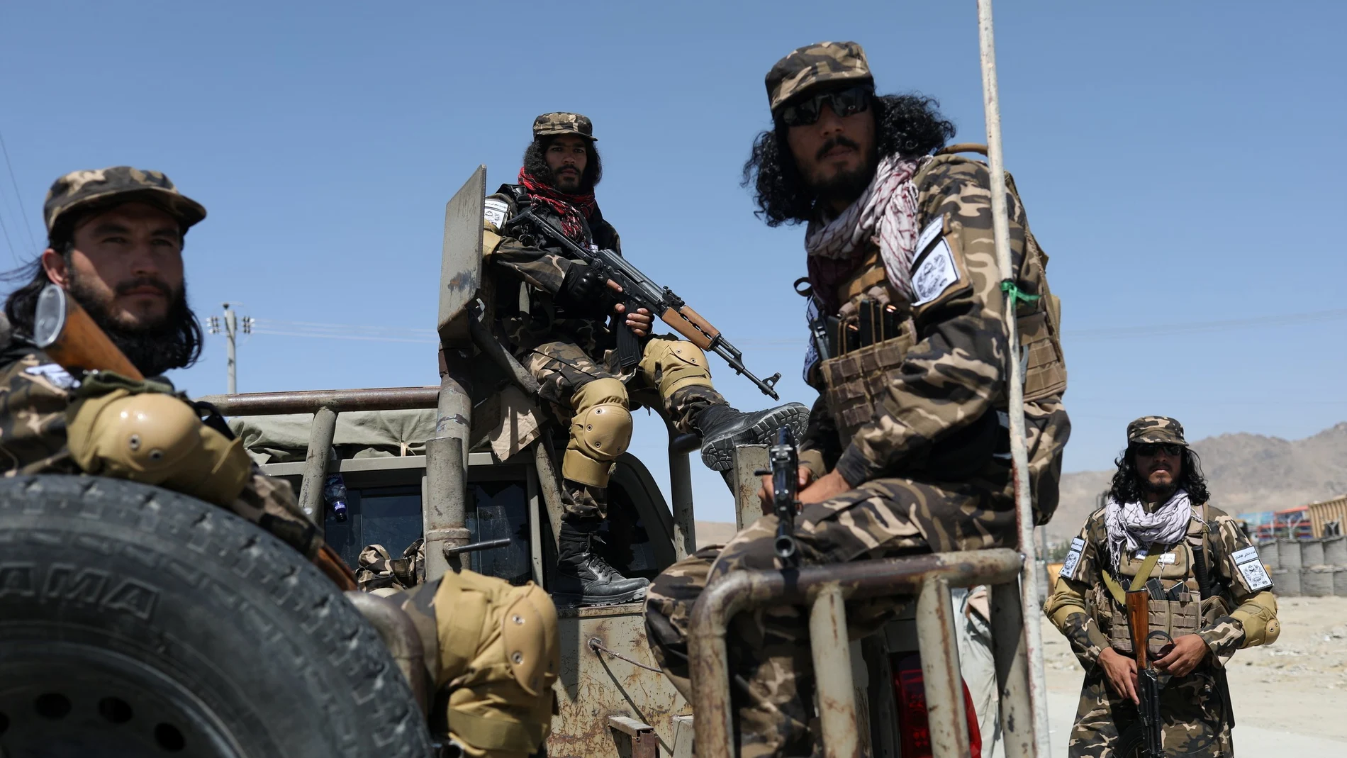 Talibanes en el aeropuerto militar de Kabul, la capital afgana