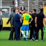 Neymar (c) de Brasil habla funcionarios de salud brasileño en el Brasil-Argentina
