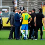Neymar (c) de Brasil habla funcionarios de salud brasileño en el Brasil-Argentina