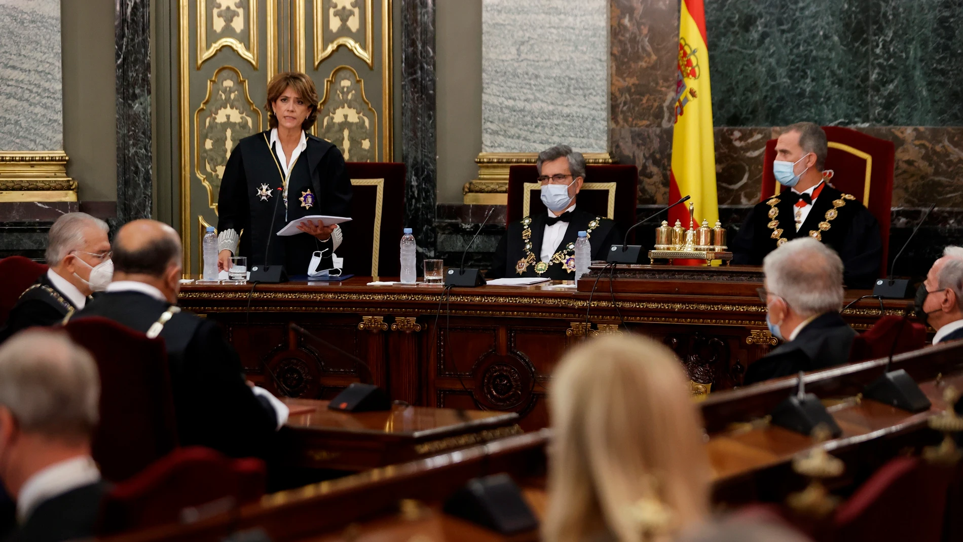 Dolores Delgado, durante su intervención en el solemne acto de apertura del Año Judicial, presidido por Felipe VI (dcha.)