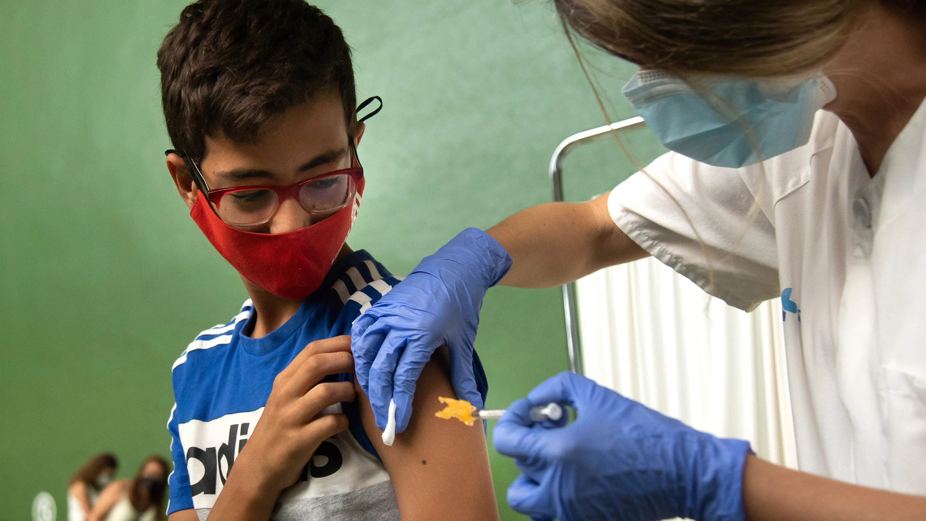 Una enfermera vacuna a un joven en Ciudad Rodrigo (Salamanca)