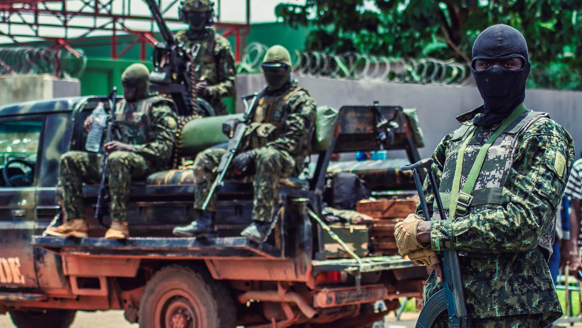 Fuerzas especial de Guinea Conakri cerca del Palacio del Pueblo en la capital