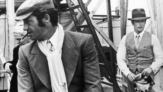 Belmondo (a la izda.) con Alain Delon durante el rodaje en 1969 de la cinta «Borsalino».