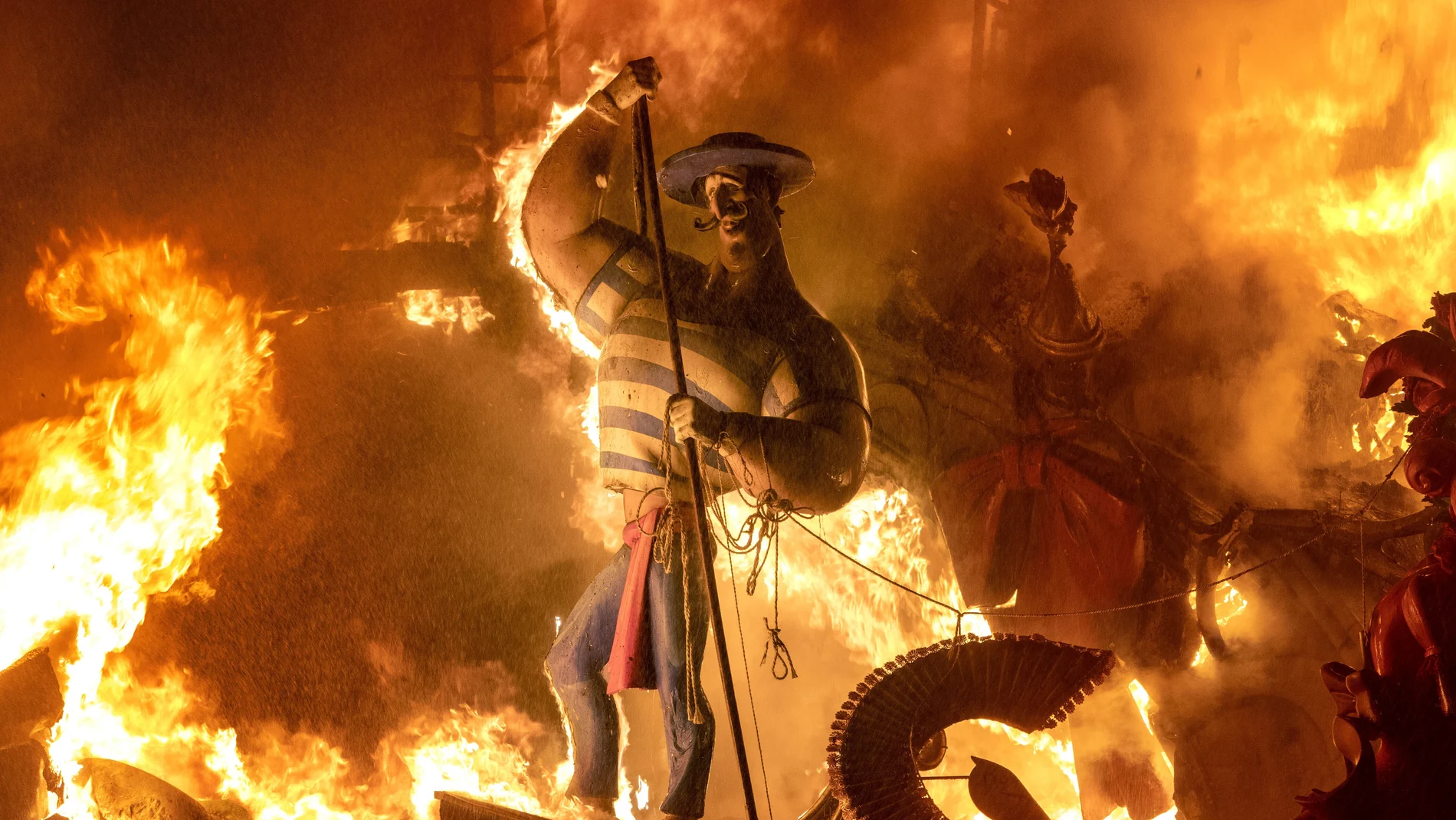 Las Fallas ardieron ayer en Valencia poniendo fin a las primeras fiestas de la covid
