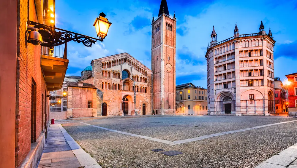 Parma,,Italy,-,Piazza,Del,Duomo,With,The,Cathedral,And