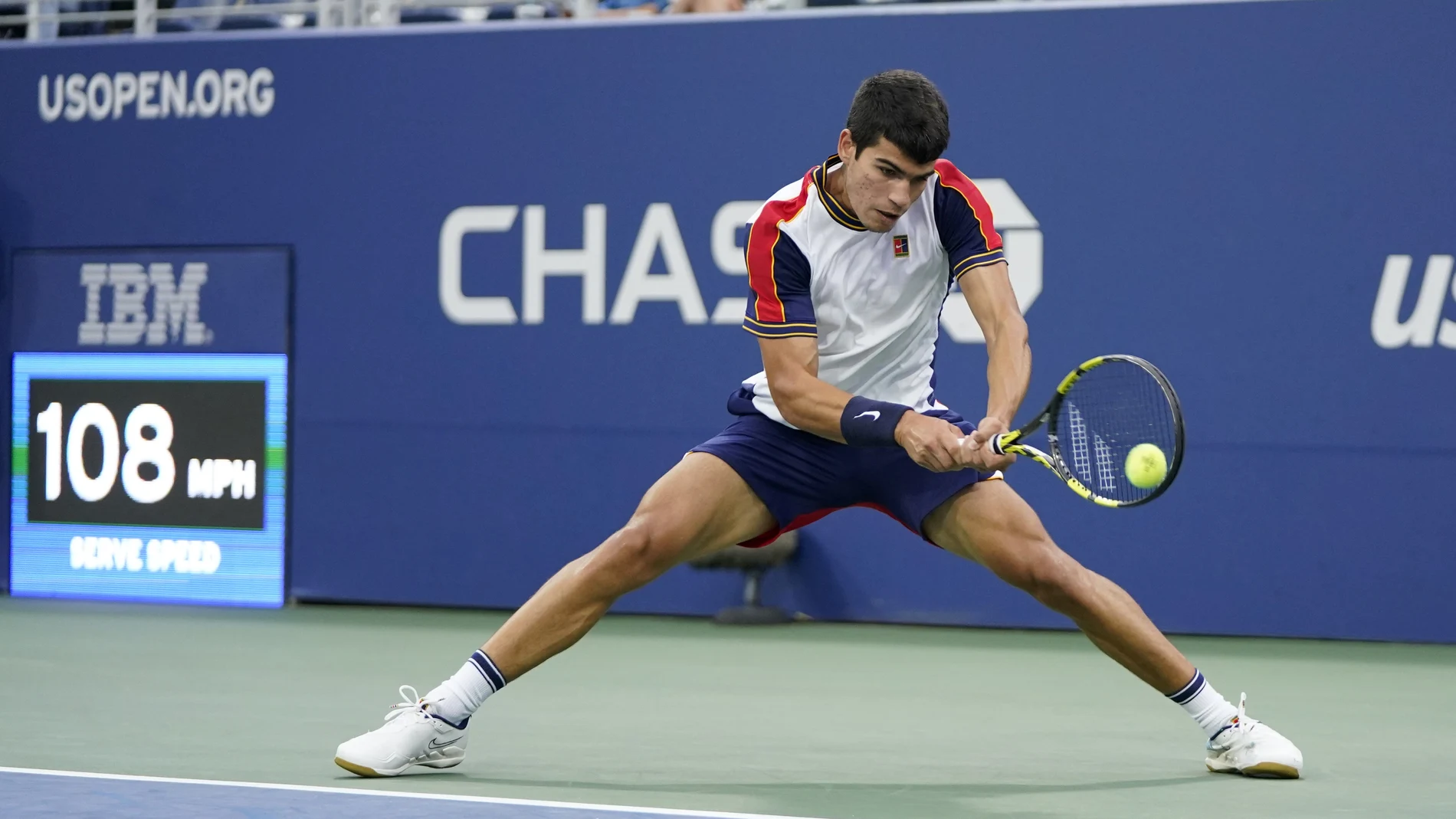 Carlos Alcaraz golpea un revés contra Peter Gojowczyk en los octavos de final del US Open