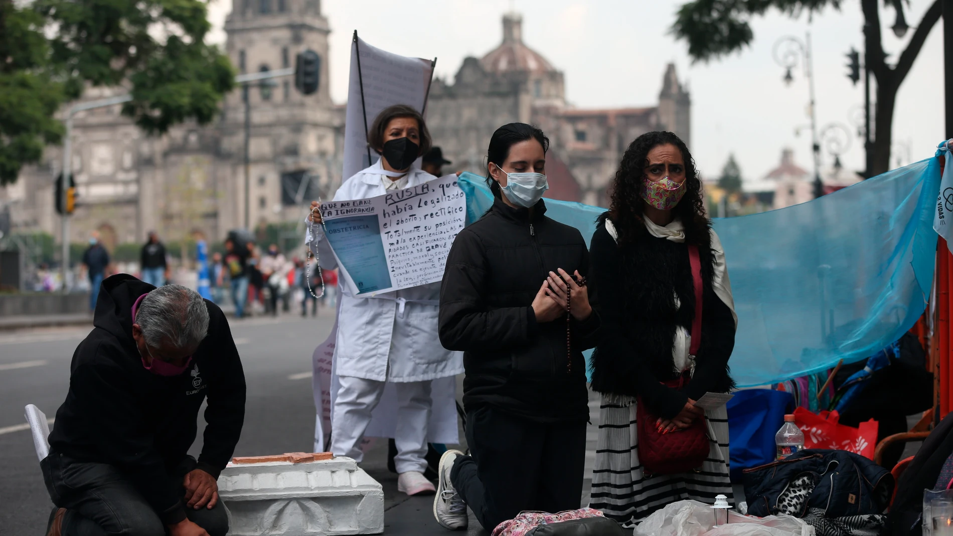 Religiosos rezan frente a la Suprema Corte de Justicia, en Ciudad de México